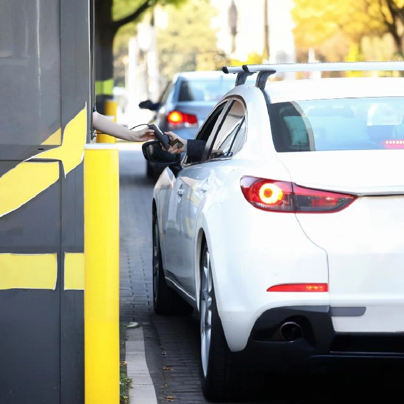 Motorista de carro utilizando os serviços da Sanvitron.