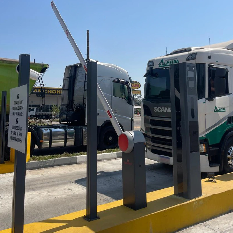 Caminhões utilizando o serviço de automação para veículos pesados.